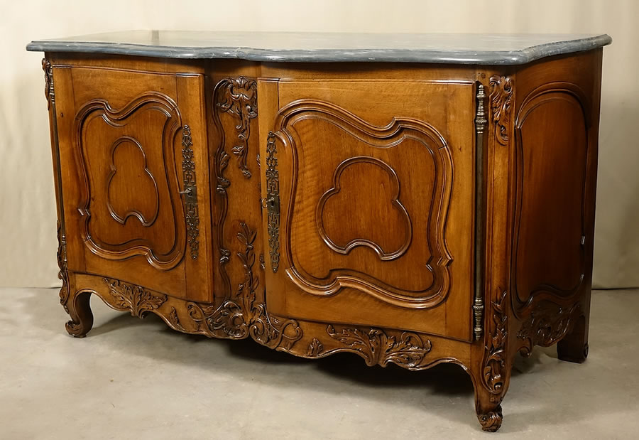 Buffet crédence bas languedoc provence région de nîmes galbé en arbalète, vue de profil droit